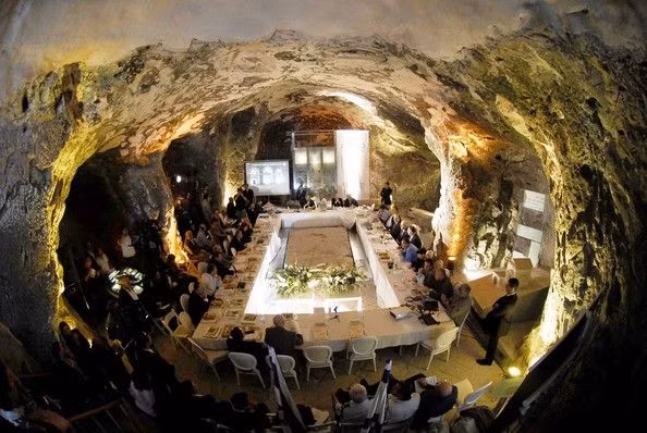 Theo các nhà khoa học, với 1.800 năm tuổi, nó có từ cuối Đế chế La Mã hoặc đầu thời kỳ Byzantine, khi Cơ đốc giáo đang phát triển, nhưng với những bằng chứng như thế này về việc người dân vẫn chuyển sang Do Thái giáo.