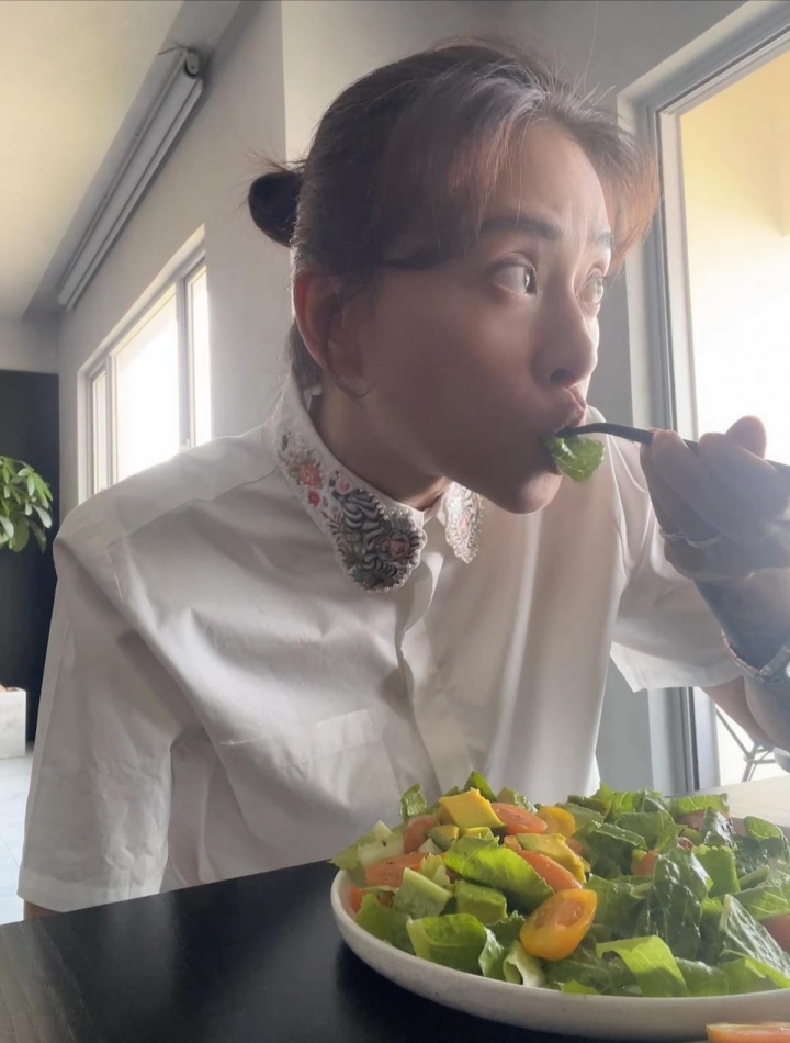 Ăn nhiều rau xanh, tập thể dục và trang phục không cầu kỳ, chủ yếu đơn sắc là bí quyết giúp Ngô Thanh Vân trông trẻ hơn tuổi.