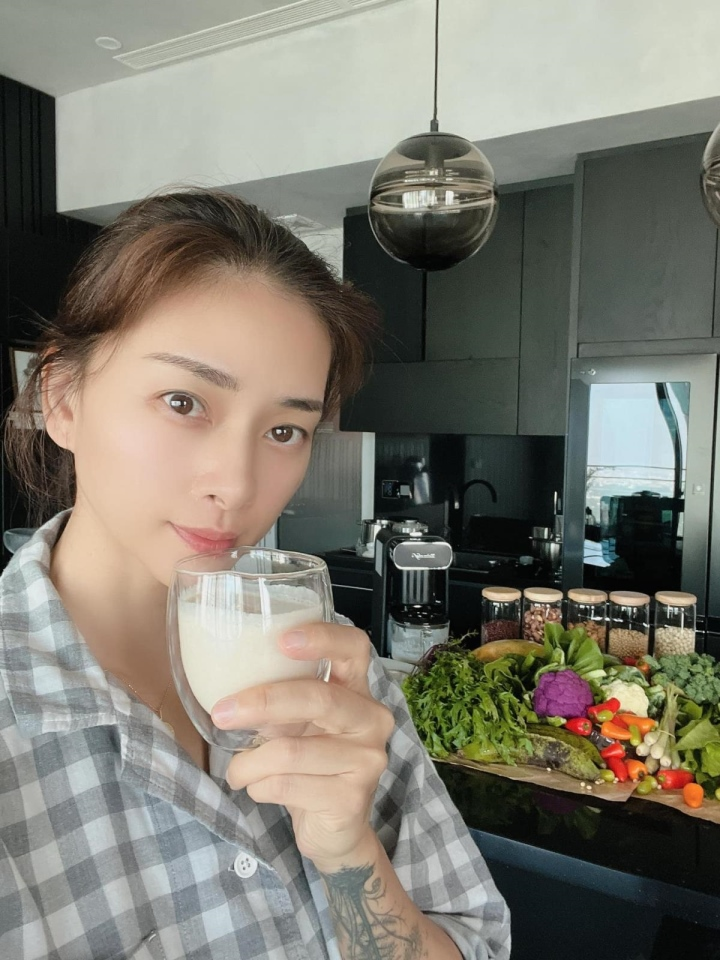 Người đẹp khoe rau trái sạch ở quê gửi lên. Các bữa ăn đều do chồng cô - Huy Trần vốn là một đầu bếp có tiếng đảm trách.