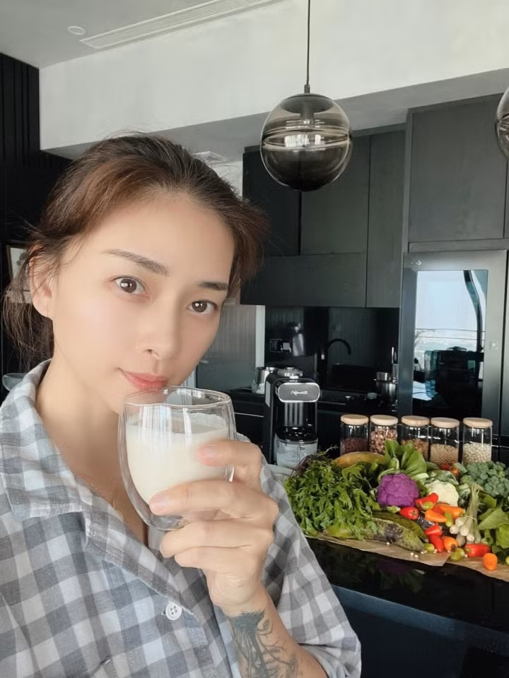 Người đẹp khoe rau trái sạch ở quê gửi lên. Các bữa ăn đều do chồng cô - Huy Trần vốn là một đầu bếp có tiếng đảm trách.