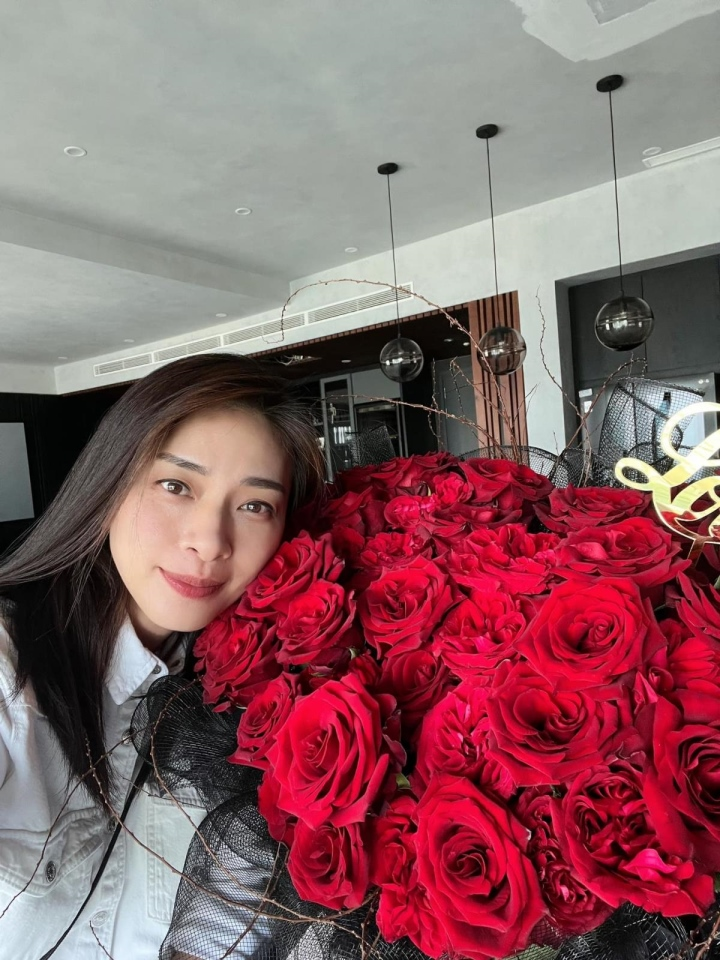 Ngô Thanh Vân hạnh phúc khoe bó hồng đỏ thắm chồng tặng nhân ngày 14/2.