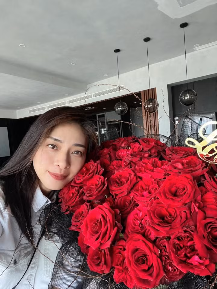 Ngô Thanh Vân hạnh phúc khoe bó hồng đỏ thắm chồng tặng nhân ngày 14/2.
