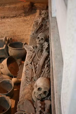 Đa số nạn nhân của các nghi lễ hiến tế dưới thời nhà Thương là nô lệ hay những tù binh chiến tranh.