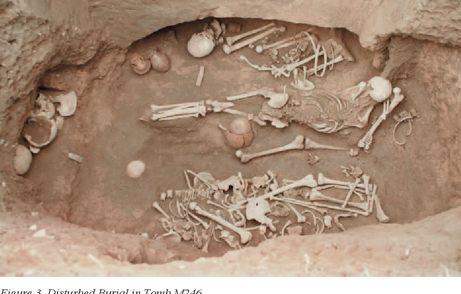 Trong những ngôi mộ cổ này, các nhà khảo cổ phát hiện ra những hốc nhỏ chỗ người chết, nơi để đặt những đồ gốm thủ công tinh xảo.