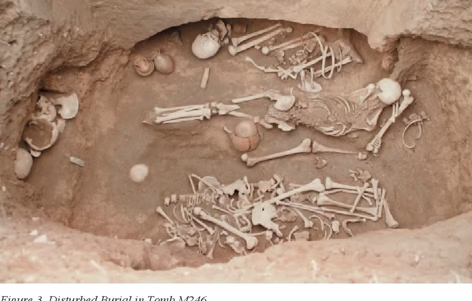 Trong những ngôi mộ cổ này, các nhà khảo cổ phát hiện ra những hốc nhỏ chỗ người chết, nơi để đặt những đồ gốm thủ công tinh xảo.