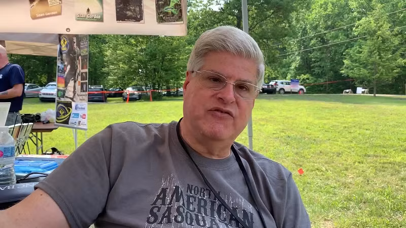 Stan Gordon là người có hơn 62 năm sau kiên trì với đam mê UFO của mình và trở nên nổi tiếng toàn thế giới với các cuộc điều tra về vật thể bay không xác định.