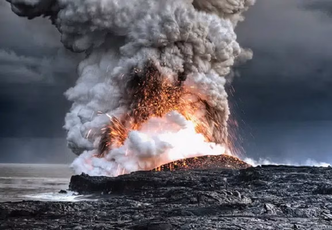 Tại thời điểm núi lửa phun trào, vật chất nóng chảy trên 1000 độ C sẽ phun lên bề mặt Trái đất. Do sự hình thành núi lửa và đám cháy khác nhau, do đó nước biển không thể dập tắt núi lửa ngầm dưới đại dương.