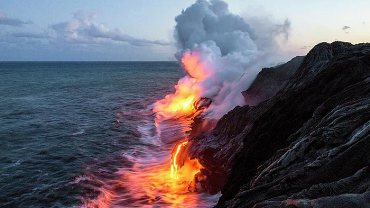 Còn khi chúng tách rời, một khoảng trống mênh mông hình thành giữa 2 mảng kiến tạo tạo điều kiện cho dung nham phun trào ra ngoài qua lổ hổng này, hoặc qua những vết nứt trên bề mặt mảng kiến tạo.