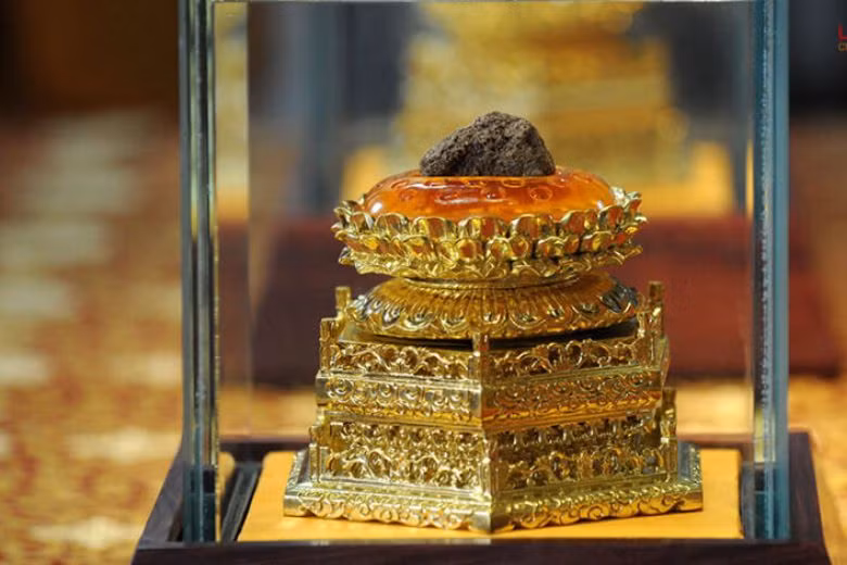 Đây là loại cực kỳ quý hiếm mà tuỳ theo phúc đức, căn tánh của mỗi người mà hoá hiện. Người có biệt duyên thì sẽ thấy màu sắc của chúng đặc biệt, khác thường với đủ các kích thước to nhỏ. Hay ngược lại, có những người cả đời cũng không thấy được xá lị Phật.