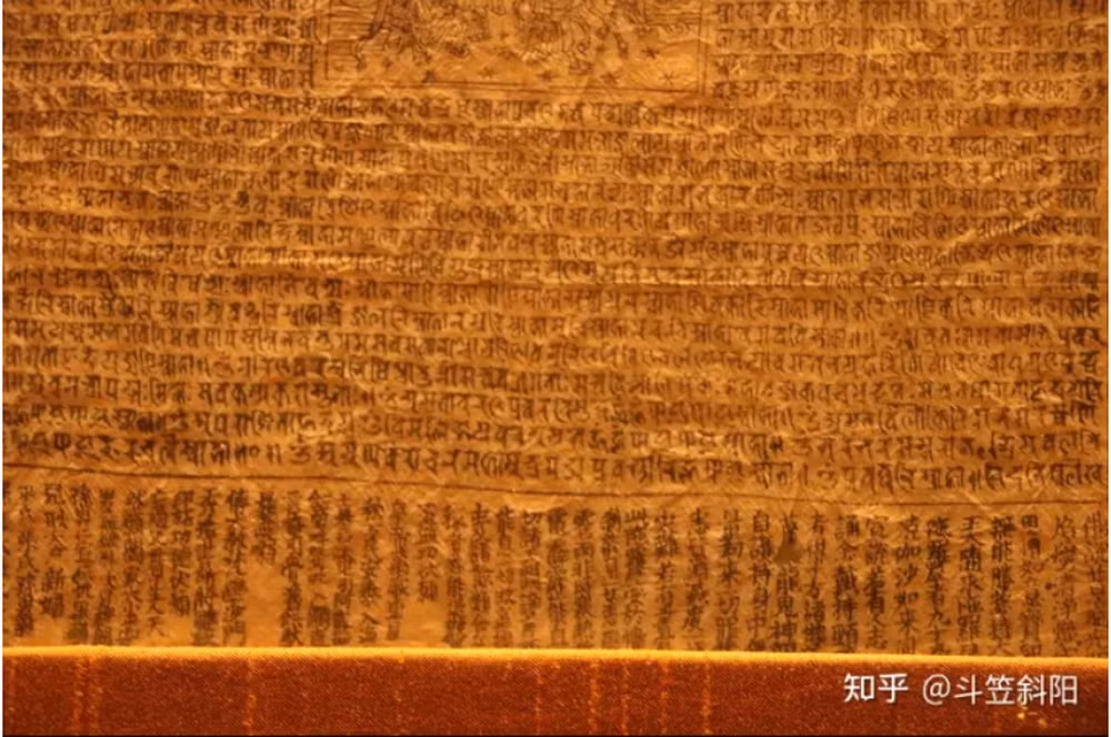 Trong số lượng bảo vật này đáng chú ý nhất là tòa bảo tháp đựng xá lợi được làm từ gỗ nam mộc quý hiếm và trang trí bằng ngọc trai. Nó cao khoảng 1,22m. Họ ước tính có tới hơn 40.000 viên ngọc trai được đính trên đó.