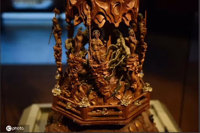 Ở giữa của bảo tháp là khu vực được gọi là Phật điện. Ở trung tâm của Phật điện có đặt một chiếc bình màu xanh nhạt chứa 9 viên xá lợi. Xung quanh chiếc bình là một cột đá bát giác khắc kinh Phật.