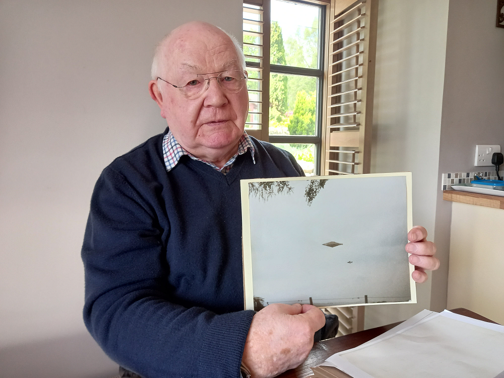 Andrew Robinson, giảng viên nhiếp ảnh tại Đại học Sheffield Hallam cho rằng bức ảnh không có dấu hiệu bị chỉnh sửa.