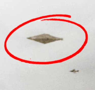 Vào năm 1990, 2 người đi bộ mang 6 tấm ảnh đến tòa soạn Daily Record của Scotland để đăng báo. Sau khi nhận được các bức ảnh, tòa báo đã giao bức ảnh cho Bộ Quốc phòng Anh thay vì xuất bản. Cơ quan này sau đó cũng đã thu giữ cuộn film âm bản của các bức ảnh.