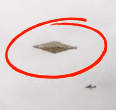 Vào năm 1990, 2 người đi bộ mang 6 tấm ảnh đến tòa soạn Daily Record của Scotland để đăng báo. Sau khi nhận được các bức ảnh, tòa báo đã giao bức ảnh cho Bộ Quốc phòng Anh thay vì xuất bản. Cơ quan này sau đó cũng đã thu giữ cuộn film âm bản của các bức ảnh.