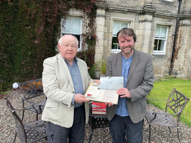 Mới đây, trang Daily Record ở Scotland đăng rằng, các nguồn tin điều tra của họ đã khẳng định người chụp ảnh tên là Kevin Russell. Các nhà điều tra đã liên lạc với hàng trăm người tên là Kevin Russells ở Anh, Úc, Mỹ, Canada, Scotland, nhưng chưa ai xác nhận họ là người chụp ảnh.