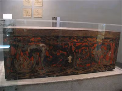 Phần đỉnh của ngôi mộ được bịt kín bằng đất sét. Nhờ vậy, các loại vi khuẩn không thể gây ảnh hưởng đến sự vẹn nguyên của xác ướp.