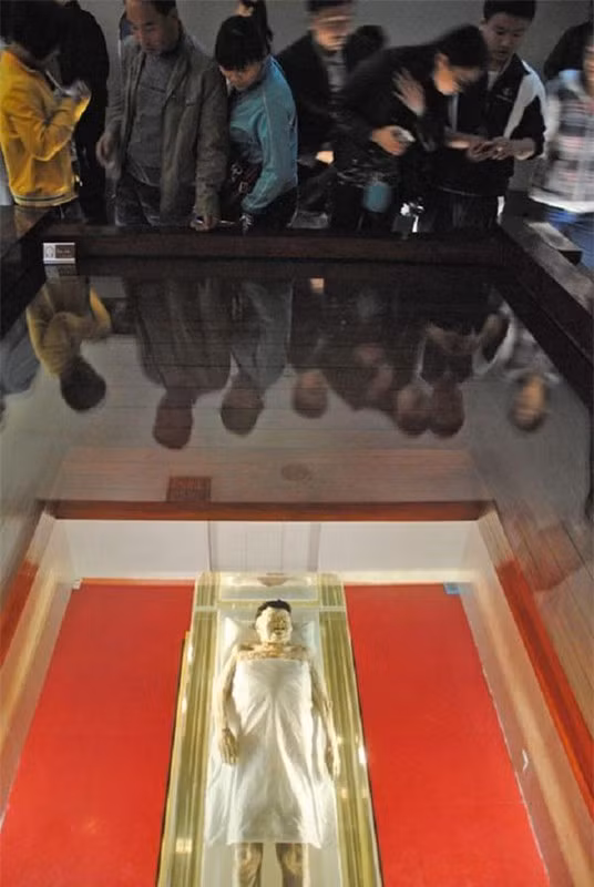 Hiện xác ướp của Tân Truy phu nhân được trưng bày trong Bảo tàng tỉnh Hồ Nam. Du khách có thể chiêm ngưỡng vẻ đẹp hoàn hảo của xác ướp cũng như ngắm nhìn hàng nghìn cổ vật được tùy táng cùng bà.