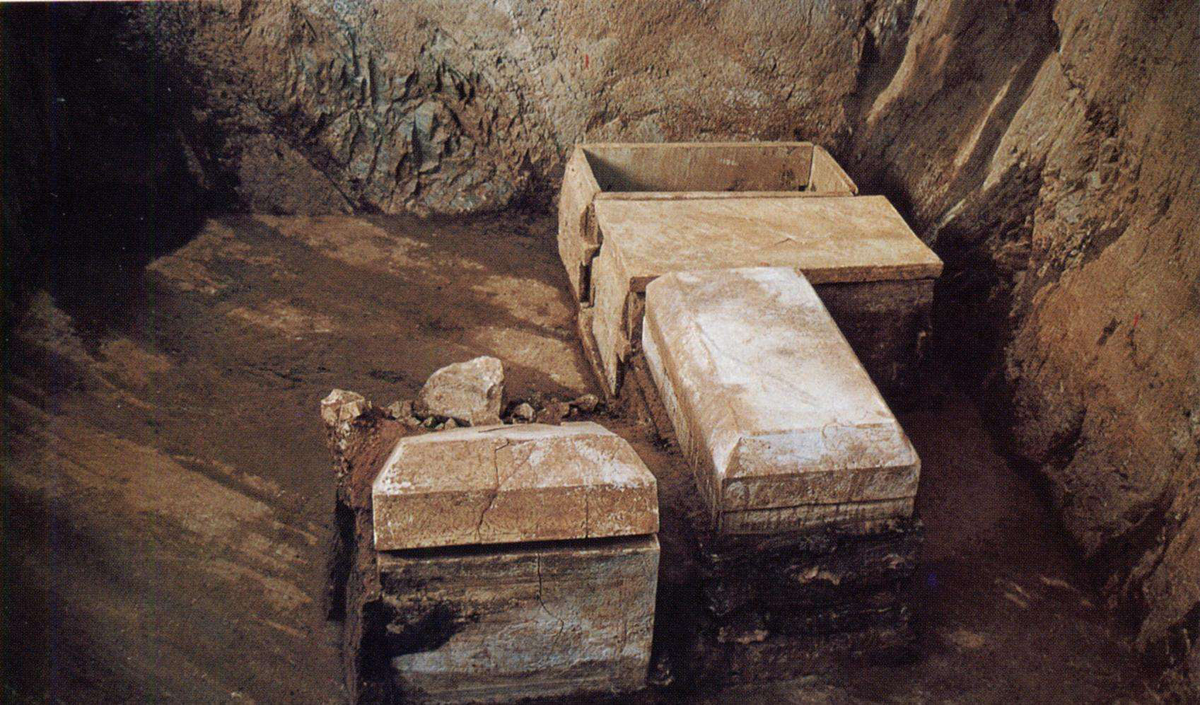 Theo các nhà nghiên cứu, những ngôi mộ nằm sâu trong lòng đất có thể nằm trong khu đất có chứa những chất độc hại như chu sa (tức khoáng vật cinnabarit của thủy ngân sẵn có trong tự nhiên, có màu đỏ).