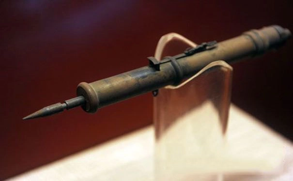 Mặc dù ám khí thời cổ đại hết sức đa dạng, nhưng trong số đó, "khét tiếng" nhất về độ nguy hiểm phải kể tới Sinh tử phù.