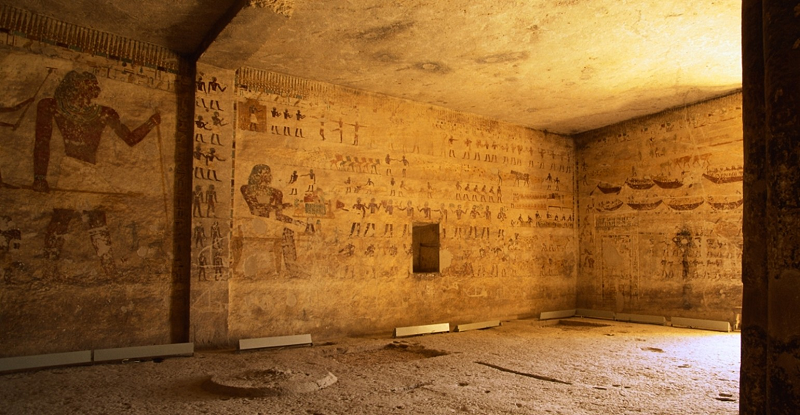 Nếu như kẻ nào đột nhập vào lăng mộ hít phải bột hematite thì cơ thể sẽ bị bào mòn dần và chết từ từ trong đau đớn.