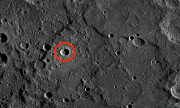 Ngoài ra, các chuyên gia của cơ quan vũ trụ NASA còn cho biết, sự nhầm lẫn của nhiều người là do tác động của não trong hội chứng pareidolia, những người có hiệu chứng này có thể nhìn thấy những sự vật quen thuộc tại nơi mà chúng không tồn tại như tảng đá, đám mây… Có rất nhiều ví dụ về hiện tượng này trên Trái đất và trong không gian."