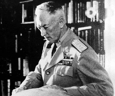 Admiral Richard thuộc Hải quân Mỹ đã đưa ra giả thuyết về sự tồn tại của người ngoài hành tinh dưới lòng đất. Ông cho biết đã tìm thấy lối vào nền văn minh của người ngoài hành tinh ở cực Bắc Trái Đất bằng lỗ lớn trên bề mặt.