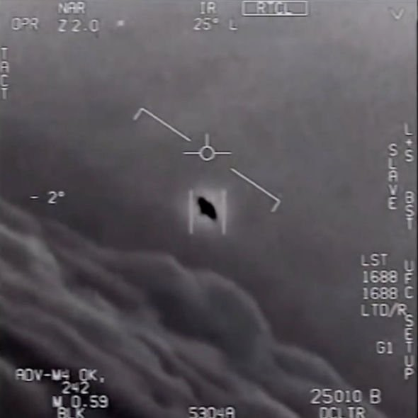 Mặc dù Hadfield không tin rằng UFO của người ngoài hành tinh đang quay vòng quanh Trái đất, nhưng ông không hoàn toàn bác bỏ ý tưởng về sự sống ngoài Trái đất.