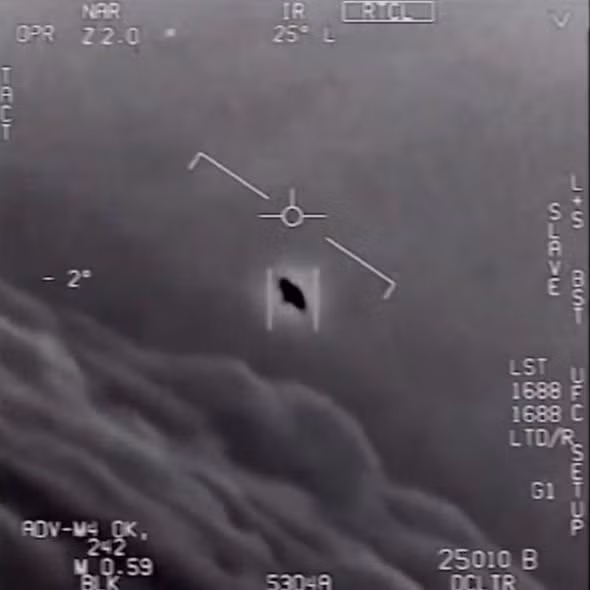 Mặc dù Hadfield không tin rằng UFO của người ngoài hành tinh đang quay vòng quanh Trái đất, nhưng ông không hoàn toàn bác bỏ ý tưởng về sự sống ngoài Trái đất.