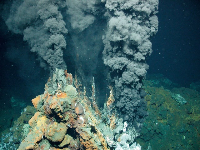 Hình thức hiện tại của lỗ thông hơi chứa các hóa chất giúp cho việc sinh tổng hợp hóa - một cách để các sinh vật tạo ra năng lượng riêng của chúng tương tự như quang hợp sử dụng hóa chất thay vì ánh sáng mặt trời để tạo ra năng lượng.