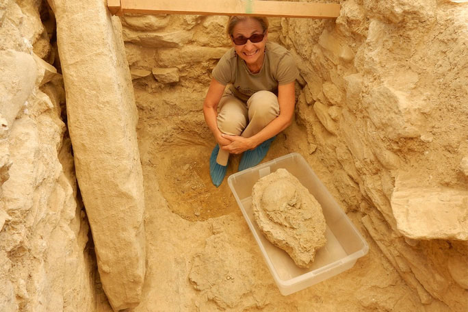 3. Chiến binh an nghỉ giữa 3.500 món châu báu. Các nhà khoa học từ Đại học Cincinnati (Mỹ) đã khai quật được mộ cổ của một chiến binh Hy Lạp cổ đại từ di tích thành phố cổ Pylos (Hy Lạp).