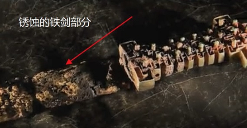 2. Mộ cổ không hài cốt, chứa đầy kho báu: Vào năm 1992, nhiều báu vật quý hiếm được tìm thấy bên trong một ngôi mộ cổ ở trên khu đất của một gia đình ở Bảo Kê, tỉnh Thiểm Tây, Trung Quốc.