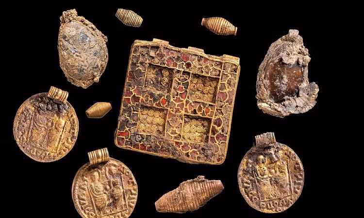 1. Ngôi mộ 1.300 năm chứa vòng cổ bằng vàng và ngọc hồng lựu. Chiếc vòng cổ và nhiều đồ vật quý giá khác được gọi là kho báu Harpole giáo xứ địa phương ở quận Northamptonshire.