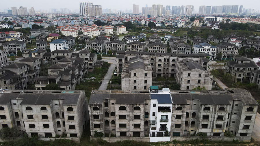 Nhiều dãy nhà tại đây đã làm xong phần thô từ nhiều năm trước nhưng không thể hoàn thiện hẳn và chưa có người vào ở. 