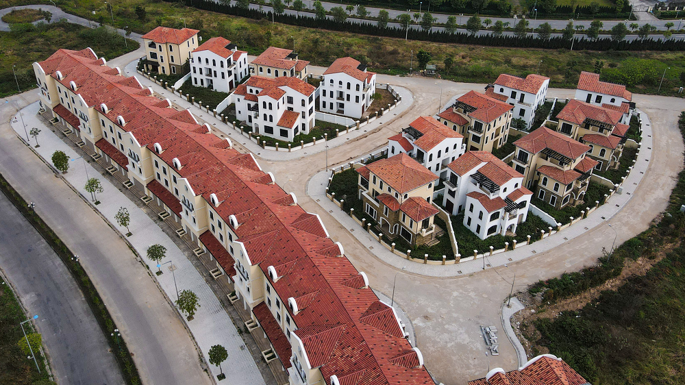 Sau 15 năm, diện mạo toàn dự án vẫn còn dang dở, chưa đồng bộ về hạ tầng. Một vài phân khu đã xây dựng xong hoặc hoàn thiện đồng bộ phần sơn phía ngoài, tuy nhiên vẫn vắng bóng người.