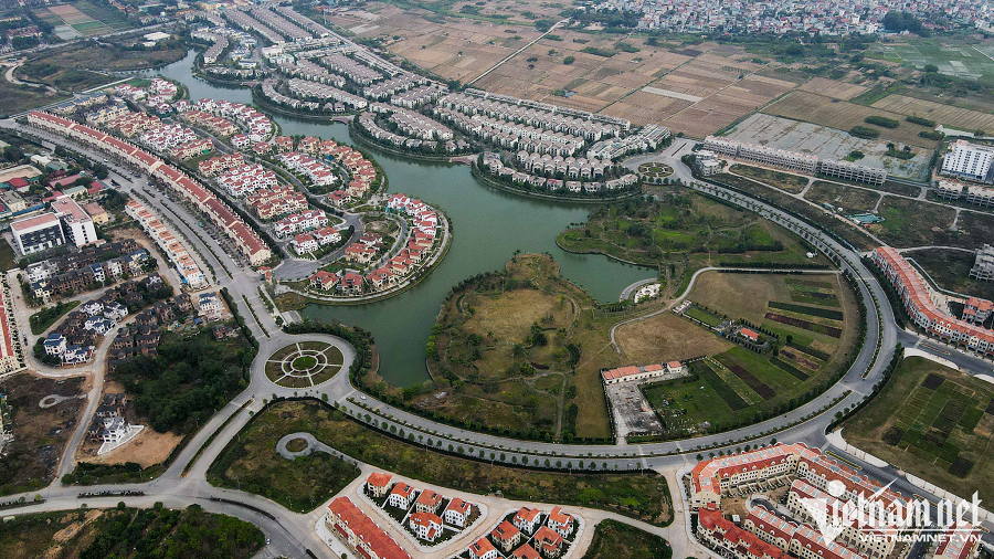 Đắt đỏ nhất tại đây là khu vực cạnh trục đường chính hoặc các căn có view ra hồ, giá vẫn được đẩy lên cao dù bị bỏ hoang nhiều năm.