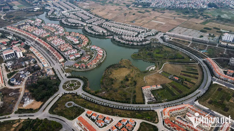 Đắt đỏ nhất tại đây là khu vực cạnh trục đường chính hoặc các căn có view ra hồ, giá vẫn được đẩy lên cao dù bị bỏ hoang nhiều năm.