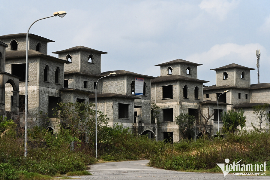 Cảnh tượng lạnh lẽo bao trùm sân vườn, khuôn viên, hạ tầng đường xá...