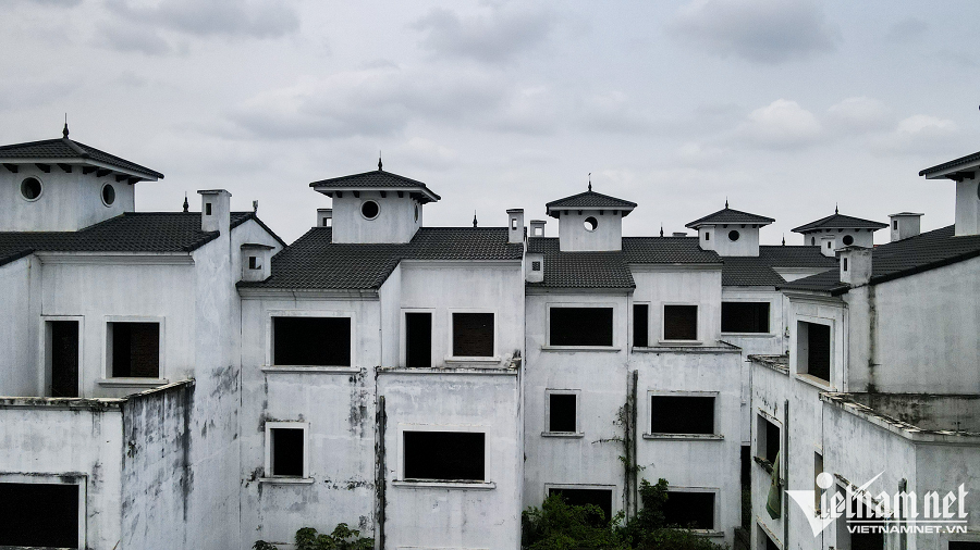 Một tay môi giới tại khu vực cho biết, các căn biệt thự phần lớn đã có chủ sở hữu, những giao dịch trên sàn chỉ là thứ cấp. 