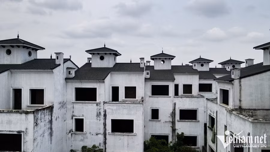 Một tay môi giới tại khu vực cho biết, các căn biệt thự phần lớn đã có chủ sở hữu, những giao dịch trên sàn chỉ là thứ cấp. 