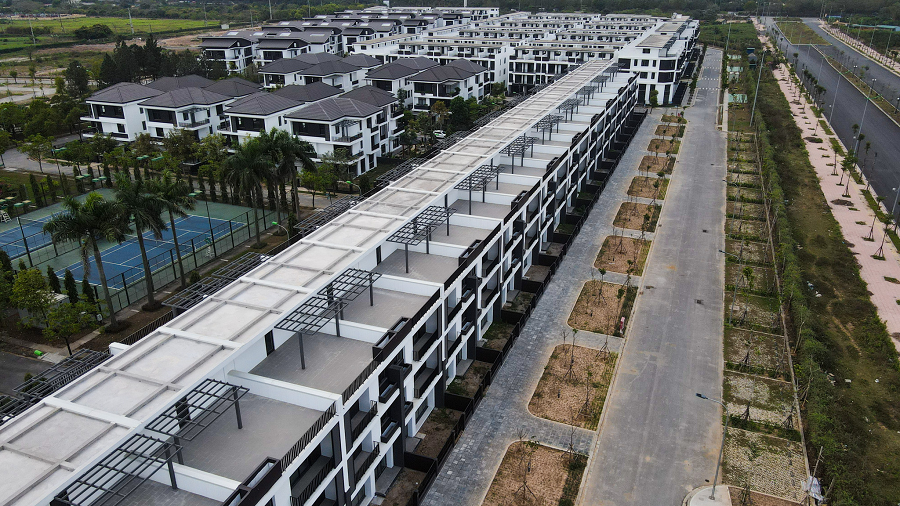 Trong những năm gần đây, thị trường bất động sản "sốt nóng" ở nhiều khu vực, trong đó có vùng phía Tây Hà Nội. Các loại hình bất động sản liền kề, biệt thự khu vực này liên tiếp xác lập mức giá cao. Trên một vài website, giá biệt thự tại Nam An Khánh được giao bán ở mức giá 23-30 tỷ đồng, tùy vị trí và diện tích.