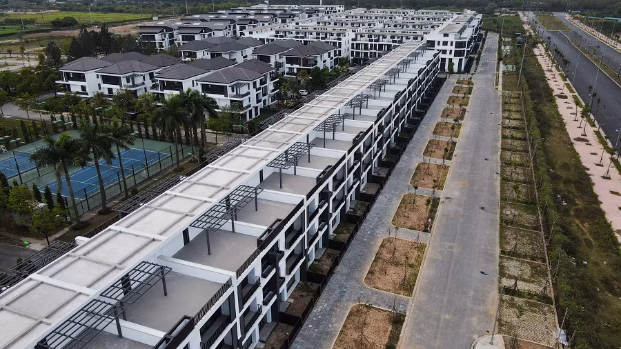 Trong những năm gần đây, thị trường bất động sản "sốt nóng" ở nhiều khu vực, trong đó có vùng phía Tây Hà Nội. Các loại hình bất động sản liền kề, biệt thự khu vực này liên tiếp xác lập mức giá cao. Trên một vài website, giá biệt thự tại Nam An Khánh được giao bán ở mức giá 23-30 tỷ đồng, tùy vị trí và diện tích.