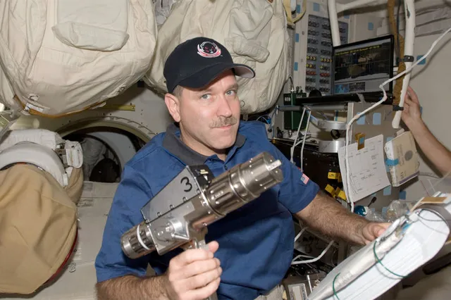 Trên thực tế, các phi hành gia luôn được trang bị một số loại vũ khí, hoặc ít nhất là những dụng cụ đặc biệt mà họ có thể sử dụng như một thứ vũ khí.