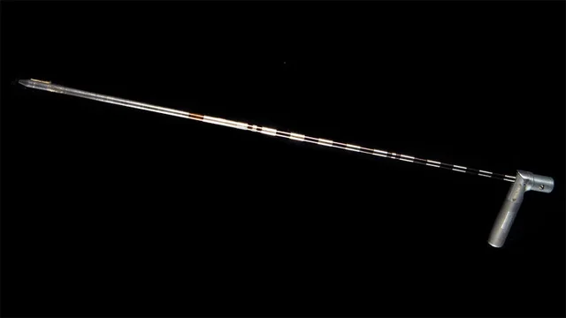 Thiết bị đo xuyên đơn giản này được sử dụng nhằm đưa ra phép đo lường độ cứng và khả năng xuyên thấm tầng đất trên mặt trăng. Ngoài ra, nó cũng có thể được sử dụng như một vũ khí đâm xuyên.