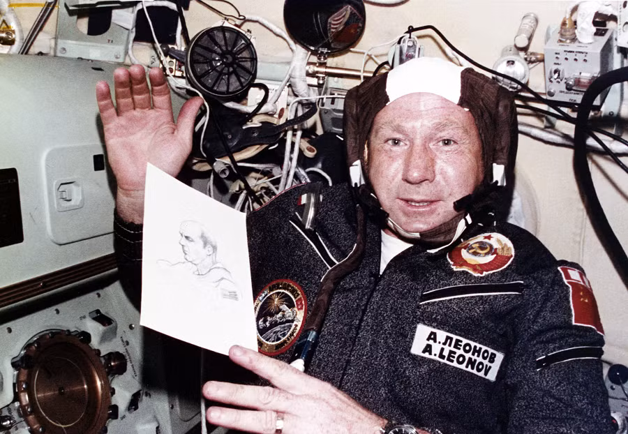 Trước đây, Alexei Leonov - một trong những phi hành gia đầu tiên thực hiện đi bộ trong vũ trụ đã phải dành tới 2 ngày 1 đêm sinh tồn ngoài tự nhiên ở vùng núi Ural. Nguyên nhân là vì bộ định vị máy tính trên tàu bị hỏng, dẫn đến chuyện hạ cánh chệch hướng tới 965km.