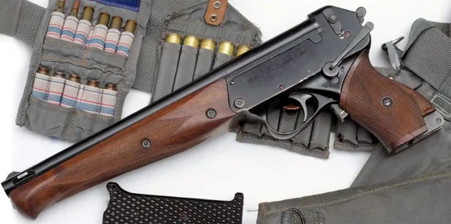 Tàu con thoi Soyuz Space của Nga thường trang bị các loại vũ khí này trong bộ dụng cụ sinh tồn của phi hành gia để bảo vệ họ khỏi thú hoang - đặc biệt là gấu - trong trường hợp tàu của họ hạ cánh ở những khu vực xa xôi như Siberia.