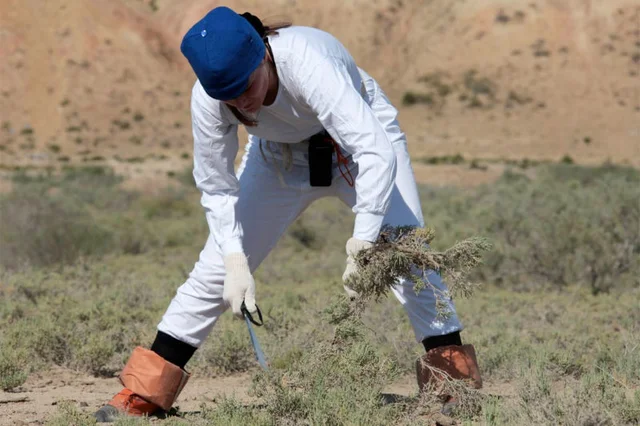 Việc mang vũ khí của các phi hành gia vào không gian nhằm đảm bảo an toàn cho phi hành gia trong trường hợp không may tàu quay về và hạ cánh ở quá xa, buộc họ phải sinh tồn nhiều ngày trong tự nhiên.
