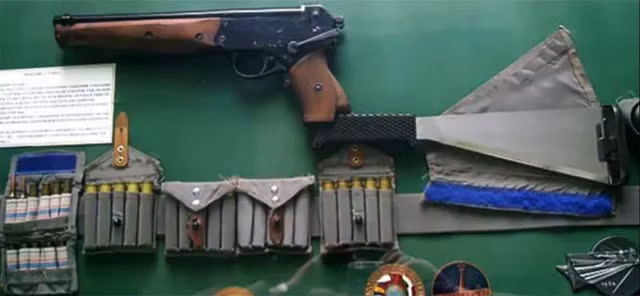 Ba nòng súng - 2 ở trên, 1 ở dưới, của TP-82 được phát triển đặc biệt trong chương trình Soyuz. Một nòng súng để bắn đạn, một để bắn vỏ đạn và vị trí còn lại để tóe lửa.