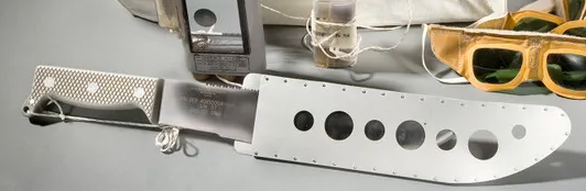 Phần đế của cán dao được làm cùn để có thể được sử dụng như dụng cụ bẩy. Khoang tàu không gian Gemini và Apolo được thiết kế để có thể hạ xuống biển tại khu vực gần xích đạo. Mẫu dao M-1 đi kèm thích hợp dùng trong trường hợp tàu hạ cánh xuống khu vực rừng rậm.