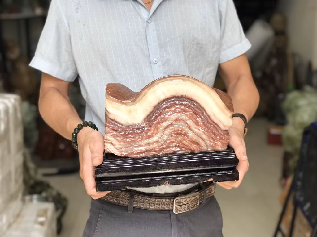 Điều kỳ lạ nhất của loại đá này là các lớp của đá trông rất giống các lớp da, mỡ và nạc ở thịt lợn. Và chính sự đặc biệt này khiến chúng trở nên nổi tiếng và có giá trị khủng. Không thể tin nổi khi mỗi viên đá có thể được bán với giá gần 4 tỷ đồng.