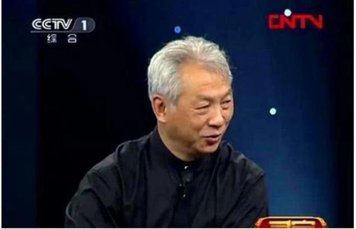 Chàng trai cho biết anh đã mua viên đá quý hiếm này ở chợ đồ cổ với giá 500.000 NDT (tương đương 1,8 tỷ VNĐ) bởi anh có sở thích sưu tầm đồ cổ. Sau khi thẩm định, các chuyên gia cho rằng viên đá này là "đá thịt lợn" hay "đá phú quý".